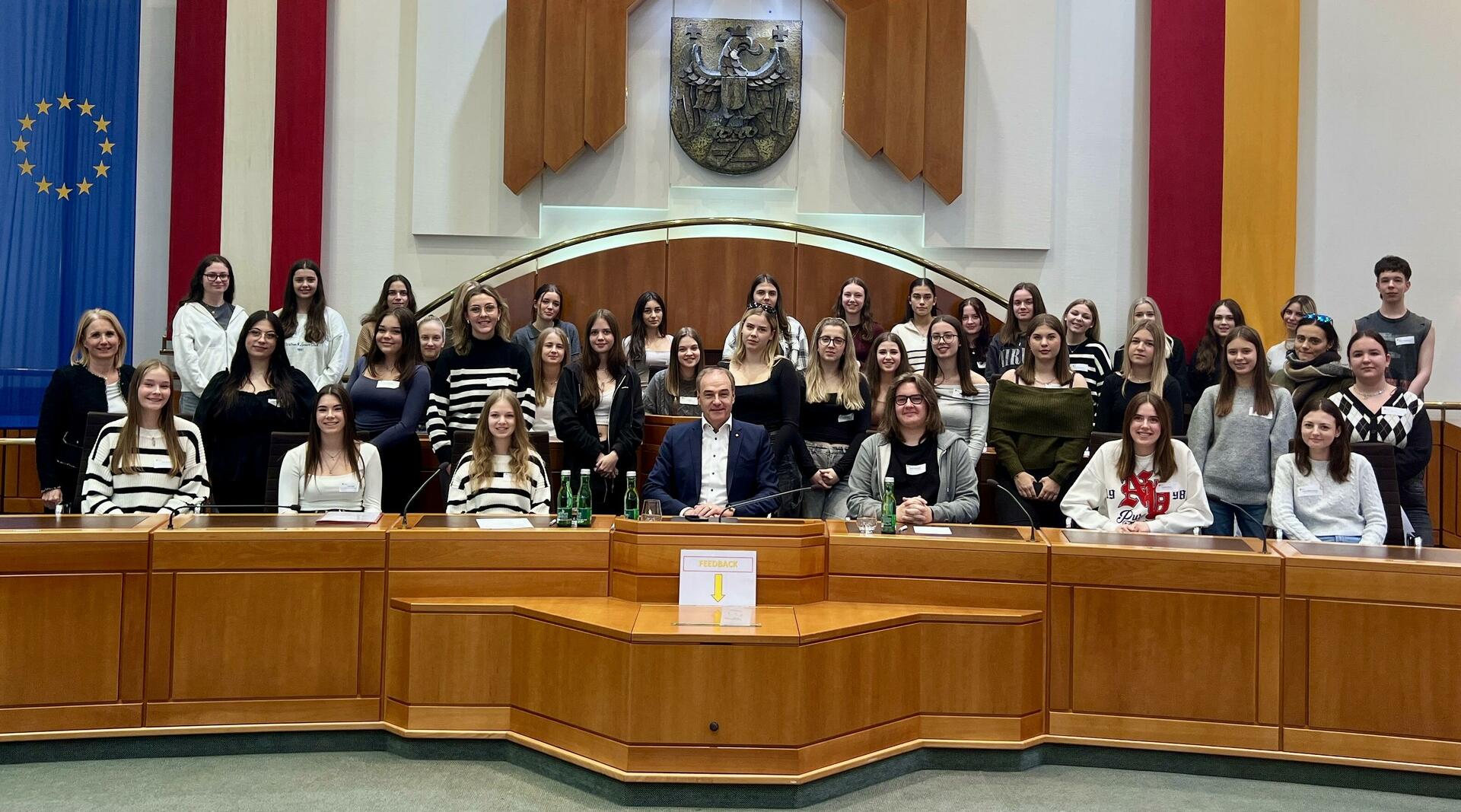 Gruppenbild Landesrat Leonhard Schneemann mit den Schülerinnen und Schülern