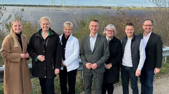 LT-Präsident Hergovich, LT-Präsidentin Heike Becker, Bundesrat Günter Kovacs und Abgeordnete aus dem Saarland vor dem PV-Park in Nickelsdorf