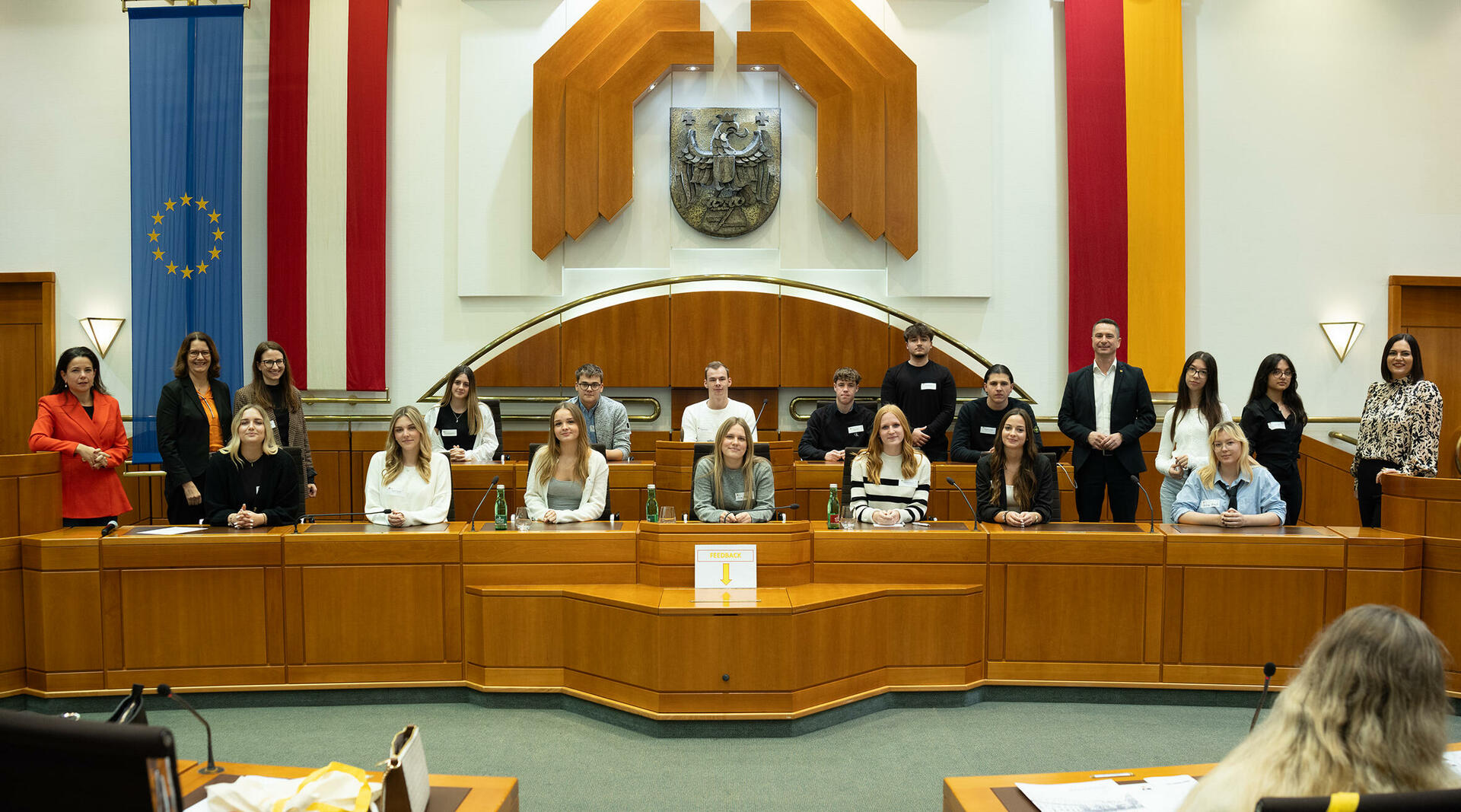 LT-Präsident Hergovich, Jugendliche der HAK Eisenstadt, LH-Stv.in Eisenkopf und Abgeordneten