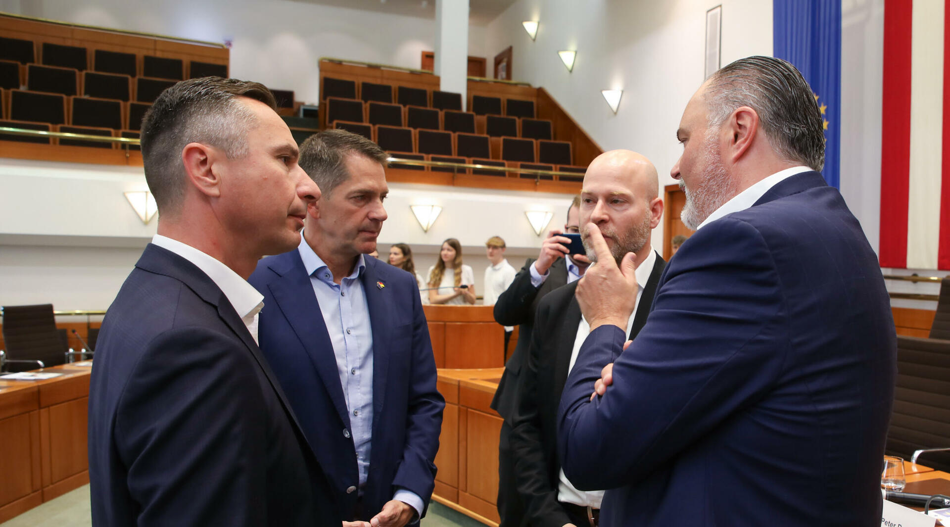 LH Hans Peter Doskozil im Gespräch mit LT-Präsident Robert Hergovich, Rainer Winter und ÖGfE-Generalsekretär Paul Schmidt