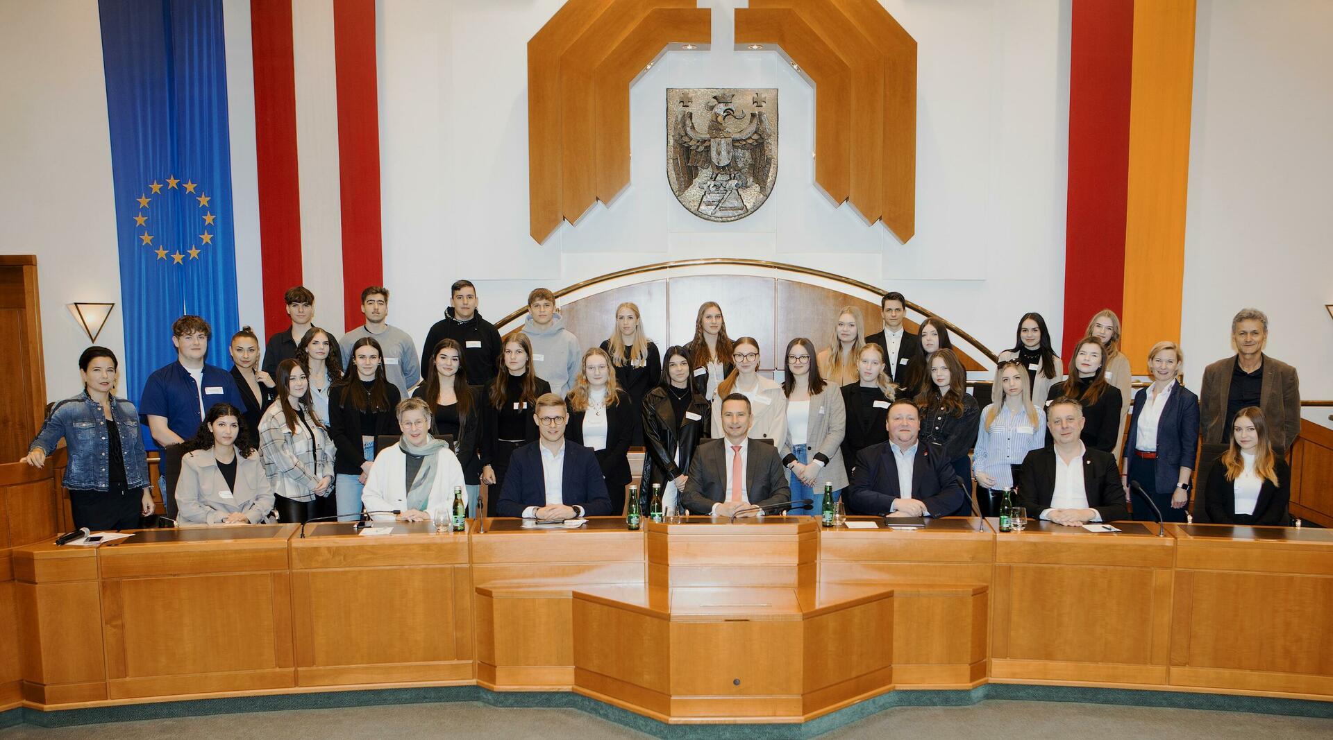 Gruppenbild mit den Abgeordneten, den Schülerinnen und Schülern der 4AK und 4BK der HAK Oberpullendorf, Direktorin Mag.a Sonja Hasler und Mag. Jürgen Müller 