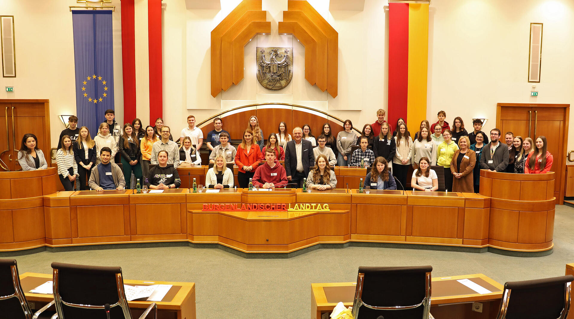 Die Landtagsabgeordneten Wolfgang Sodl (6.v.l., vorne, stehend), DI Carina Laschober-Luif (5.v.l., vorne, stehend) und Wolfgang Spitzmüller (6.v.l., stehend) sowie Barbara Glück (links, stehend) und Auslandsdiener Jonathan Dorner (4.v.r., stehend) mit den Schülerinnen und Schülern sowie Lehrerinnen der HBLW-FC ecole Güssing. 