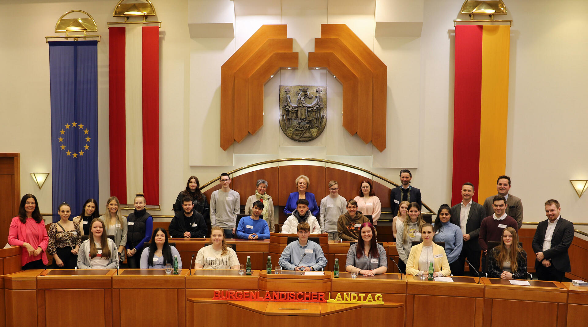 Landtagspräsidentin Verena Dunst (Mitte, hinten) mit Klubobmann Robert Hergovich (4.v.r., stehend), Klubobfrau Mag.a Regina Petrik (3.v.l. hinten, stehend) und Landtagsabgeordnete Melanie Eckhardt, MSc (links, stehend) und Auslandsdiener Jonathan Dorner (rechts, stehend) mit Direktor Karl Kruisz, MA Bed (rechts, stehend hinten) und Professor Günther Fädler (5.v.r., stehend, hinten) sowie den Schülerinnen und Schülern der 3. Klasse der Berufsschule Eisenstadt.