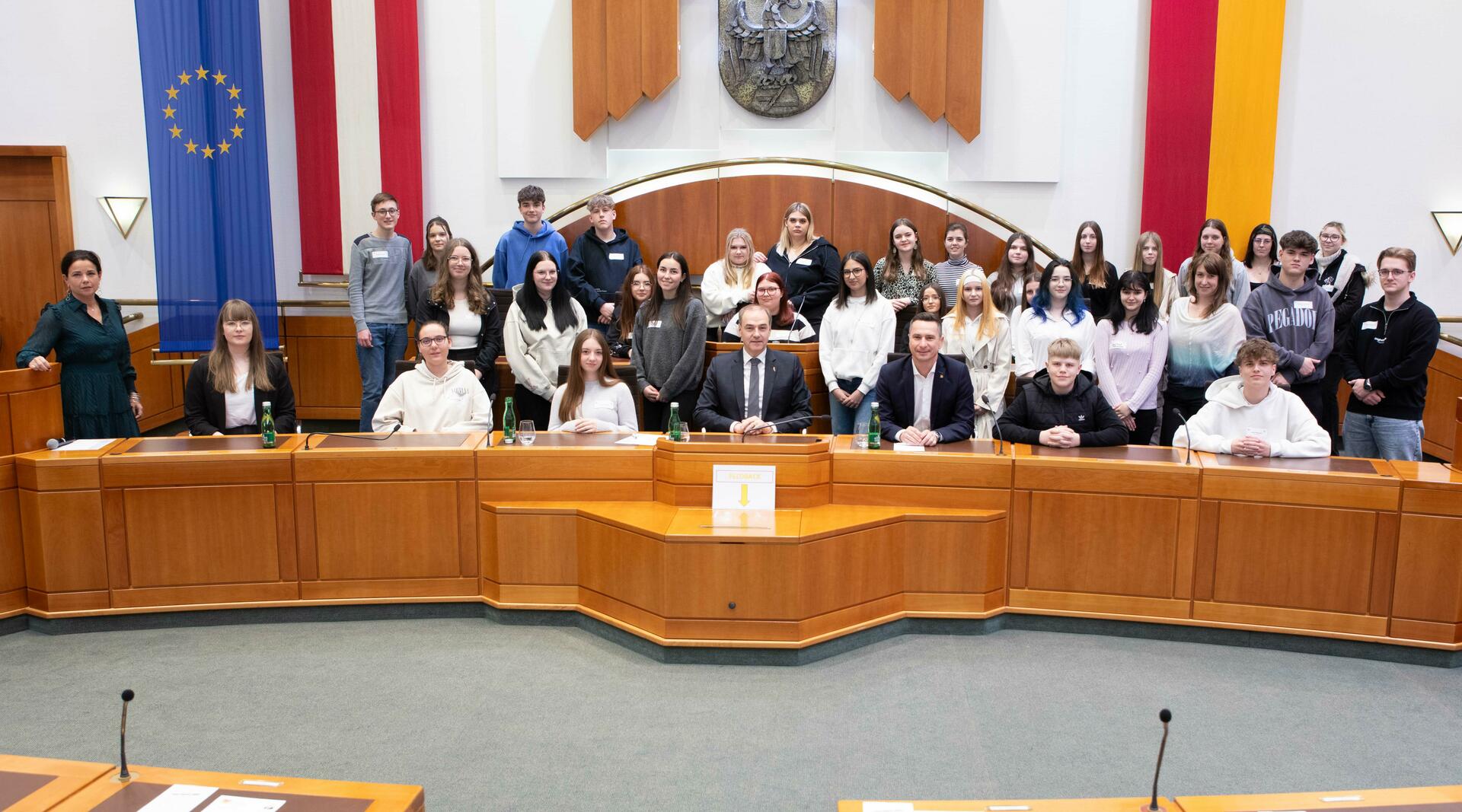 Gruppenbild mit LT-Präsident Hergovich, Landesrat Schneemann, Schülerinnen und Schülern der HLSP Pinkafeld