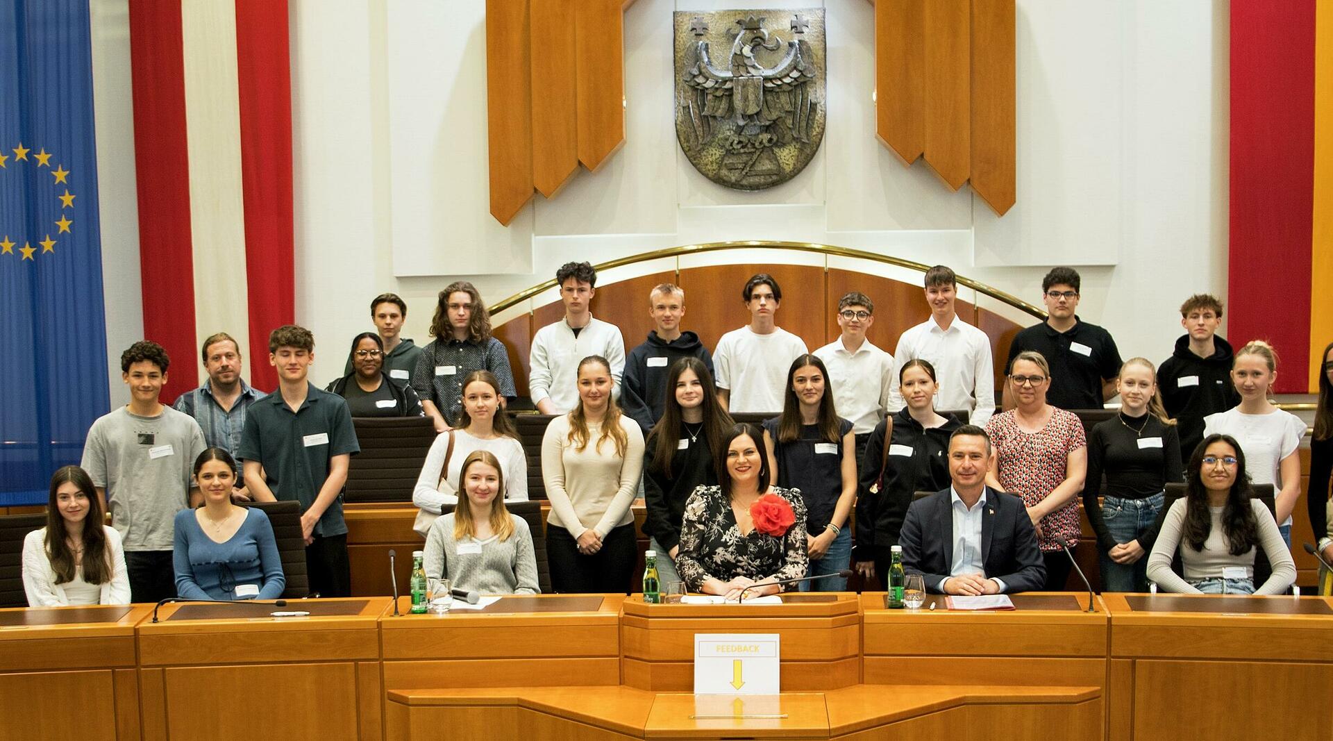 Gruppenbild mit LT-Präsident Hergovich, LH-Stv.in Eisenkopf und Schülerinnen und Schülern des BG/BRG Mattersburg