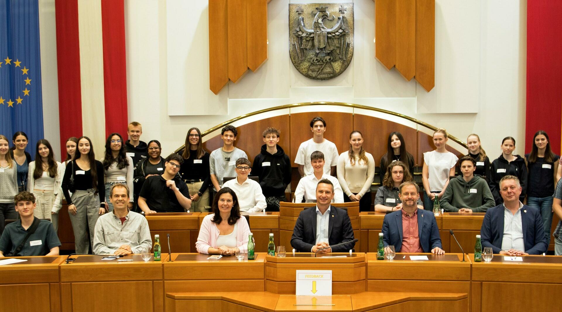 Gruppenbild mit den Abgeordneten aller im Landtag vertretenen Parteien