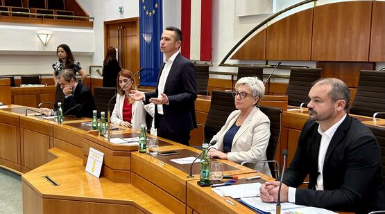 LT-Präsident Robert Hergovich bei der Begrüßung der Schülerinnen und Schüler der HLW Pinkafeld 