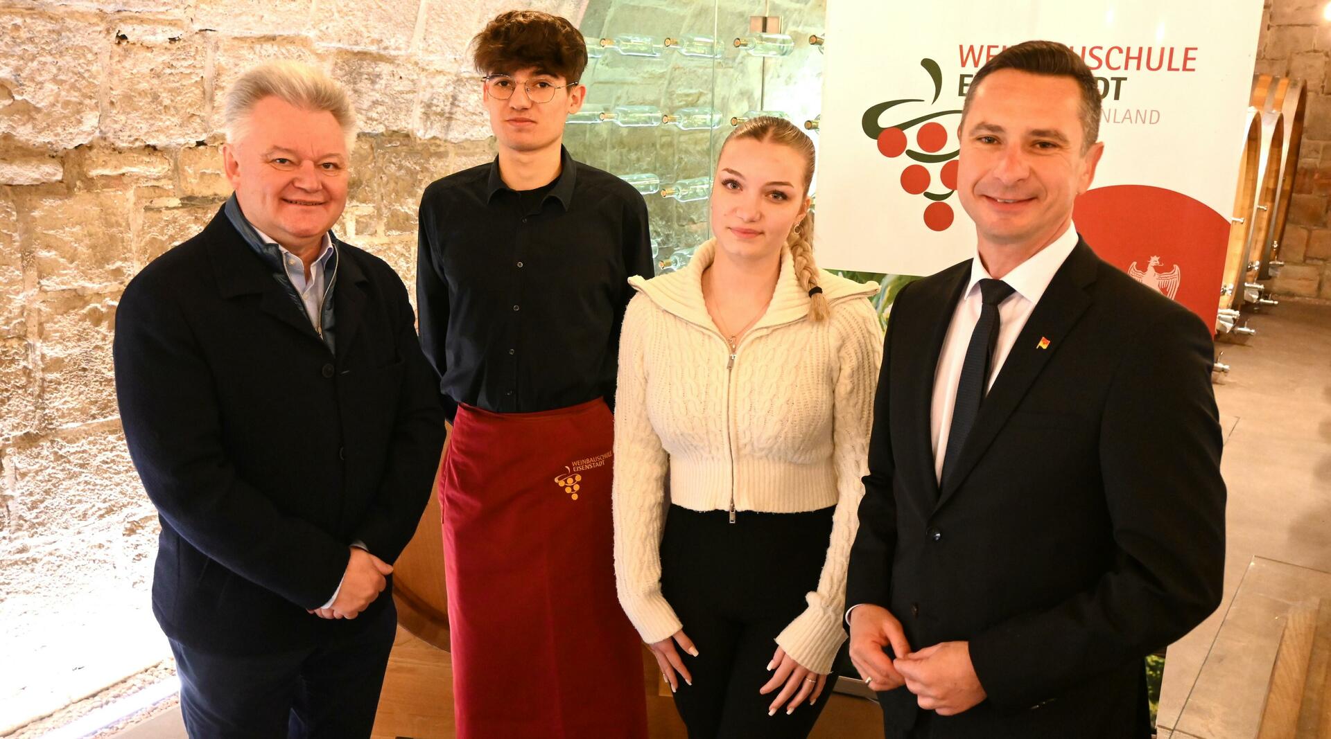 Erich Unger, Direktor der Weinbauschule, Schüler Felix Nikles und Schülerin Nena Gerdenitsch sowie LT-Präsident Robert Hergovich.