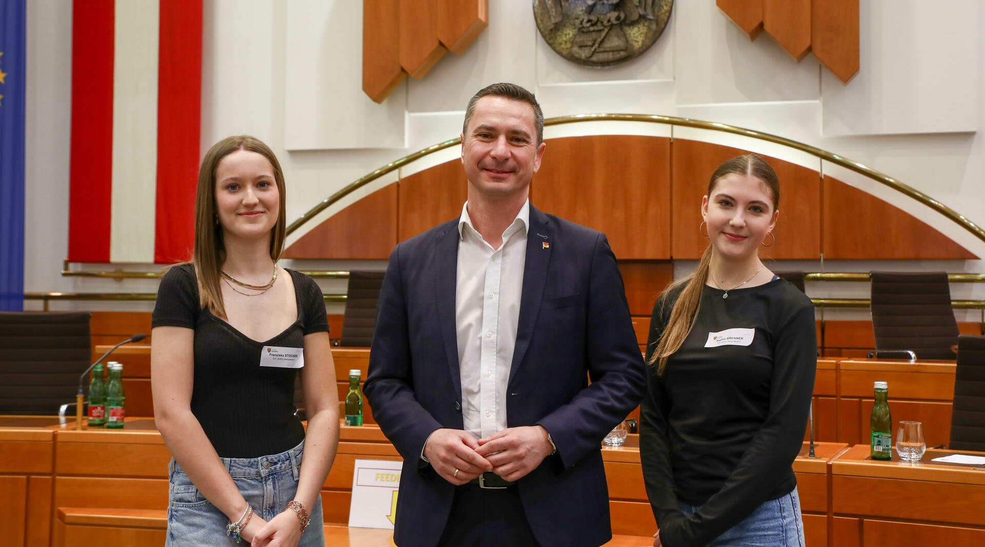 LT-Präsident mit Schülerinnen