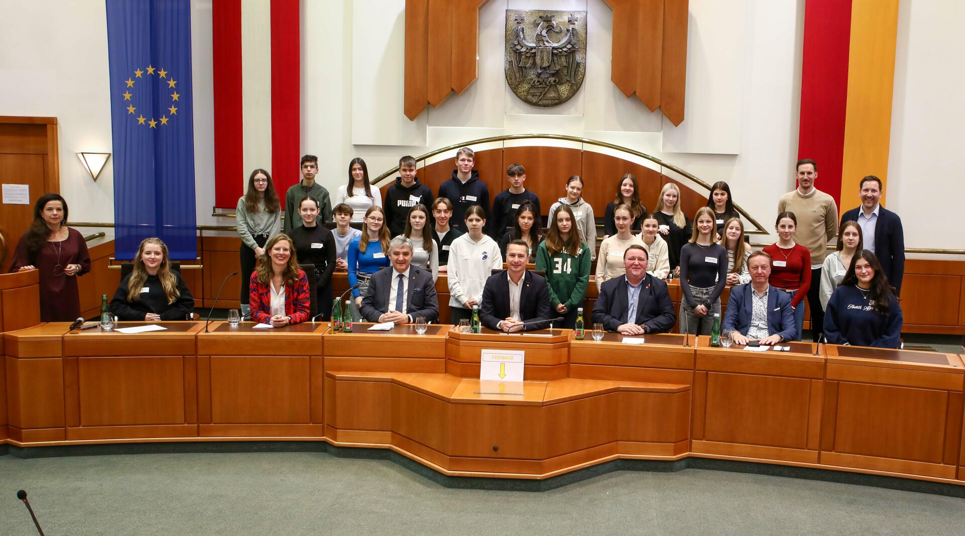 Gruppenbild mit LT-Präsident Hergovich, den Abgeordneten und den Schülerinnen und Schülern des Gymnasiums Oberpullendorf