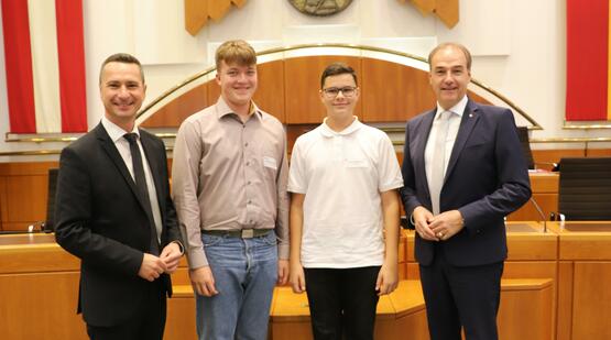 LT-Präsident Hergovich und LR Schneemann mit Jugendlichen 