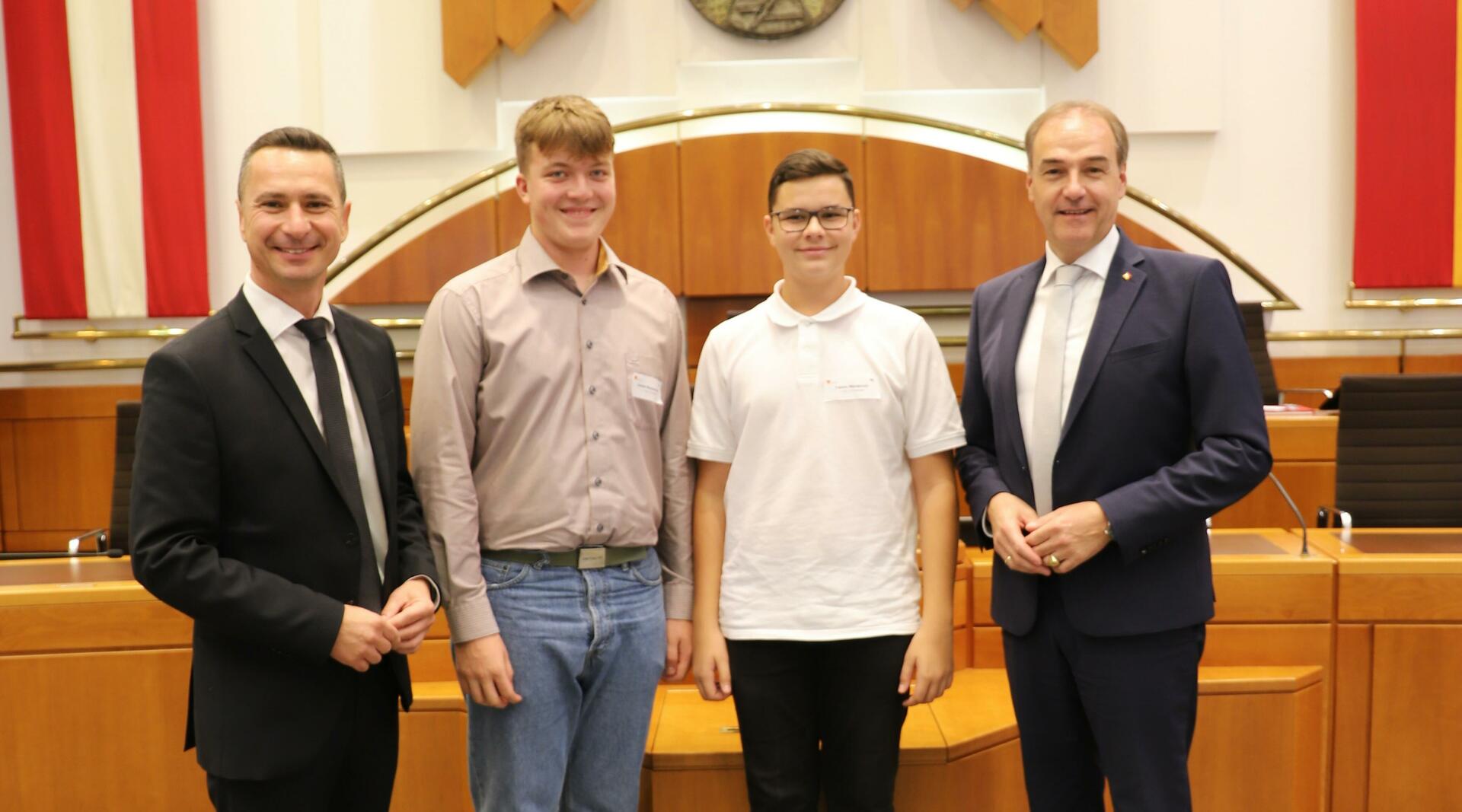 LT-Präsident Hergovich und LR Schneemann mit Jugendlichen 