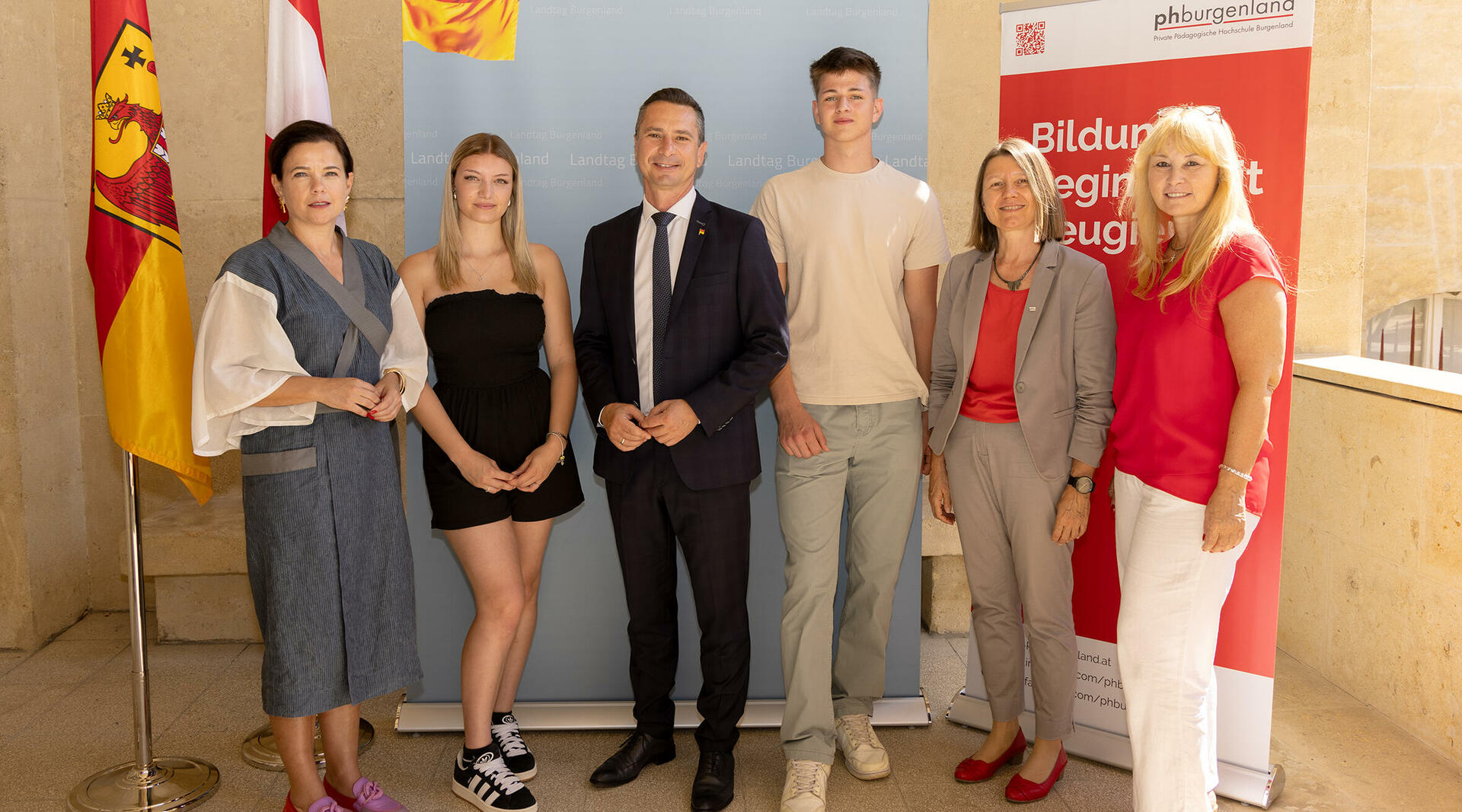 DDr.in Barbara Glück, Schülerin Nena Gerdenitsch, LT-Präsident Robert Hergovich, Schüler Mate Buzanich, Rektorin Mag.a Dr.in Sabine Weisz, Mag.a Karin Vukman-Artner