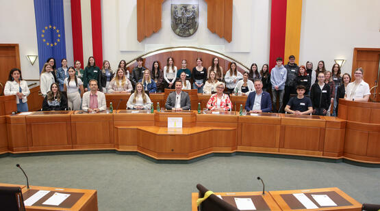 Gruppenbild mit LT-Präsident Hergovich, DDr.in Barbara Glück und den Landtagsabgeordneten, die heute mit den Schülerinnen und Schülern diskutierten