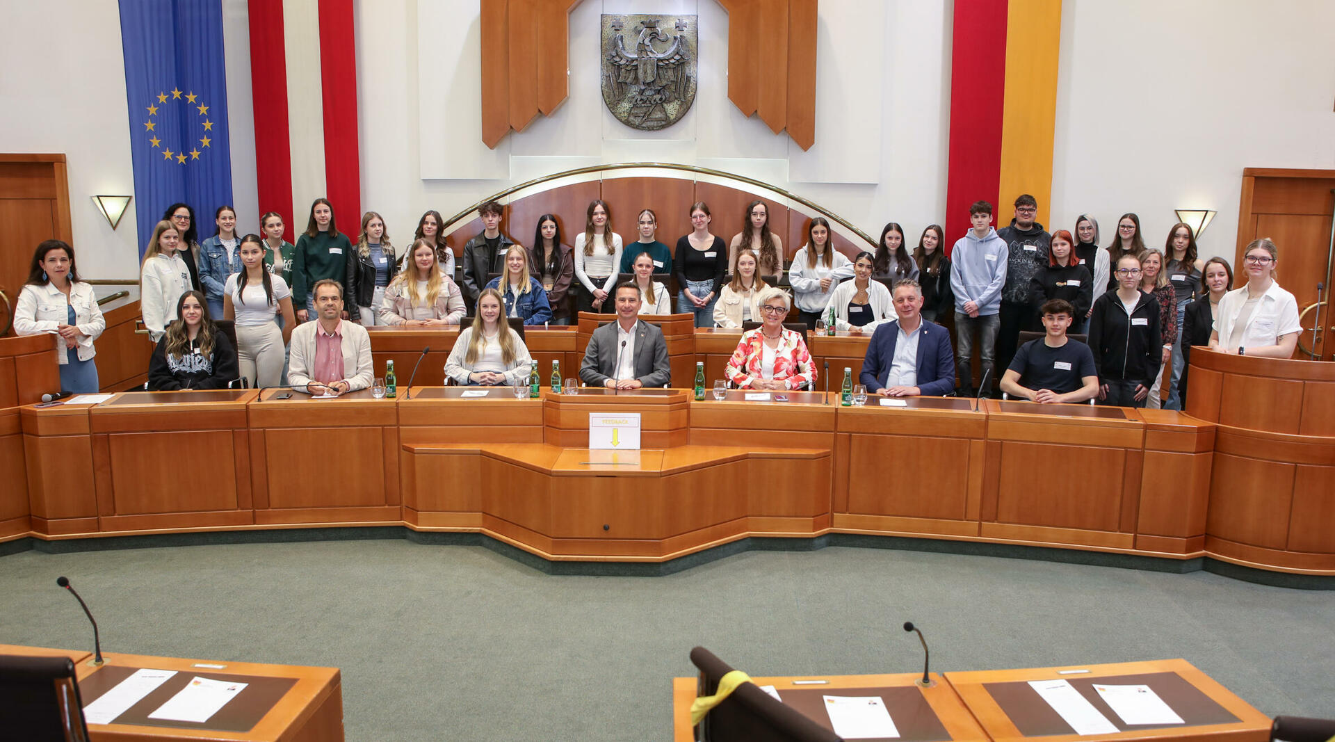 Gruppenbild mit LT-Präsident Hergovich, DDr.in Barbara Glück und den Landtagsabgeordneten, die heute mit den Schülerinnen und Schülern diskutierten