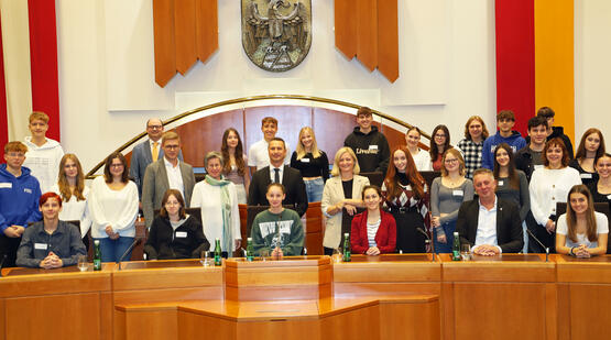 Schülerinnen und Schüler des ORG Theresianum Eisenstadt mit LT-Präsident Robert Hergovich und Vertretern der politischen Parteien