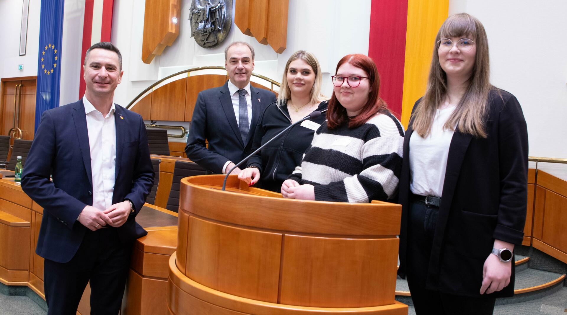 LT-Präsident Robert Hergovich und Landesrat Leonhard Schneemann mit Schülerinnen