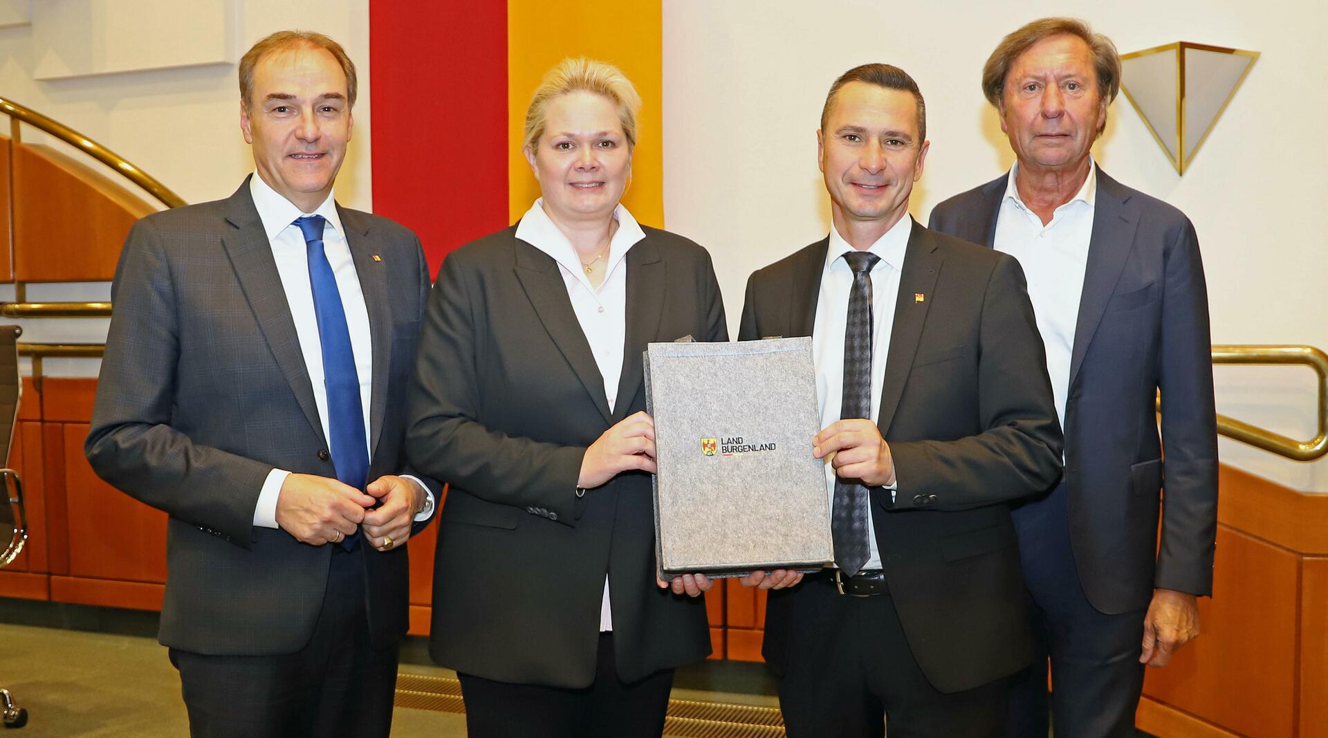 LR Leonhard Schneemann, LT-Präsidentin Heike Becker, LT-Präsident Robert Hergovich und 3. LT-Präsident Kurt Maczek im LT-Sitzungssaal
