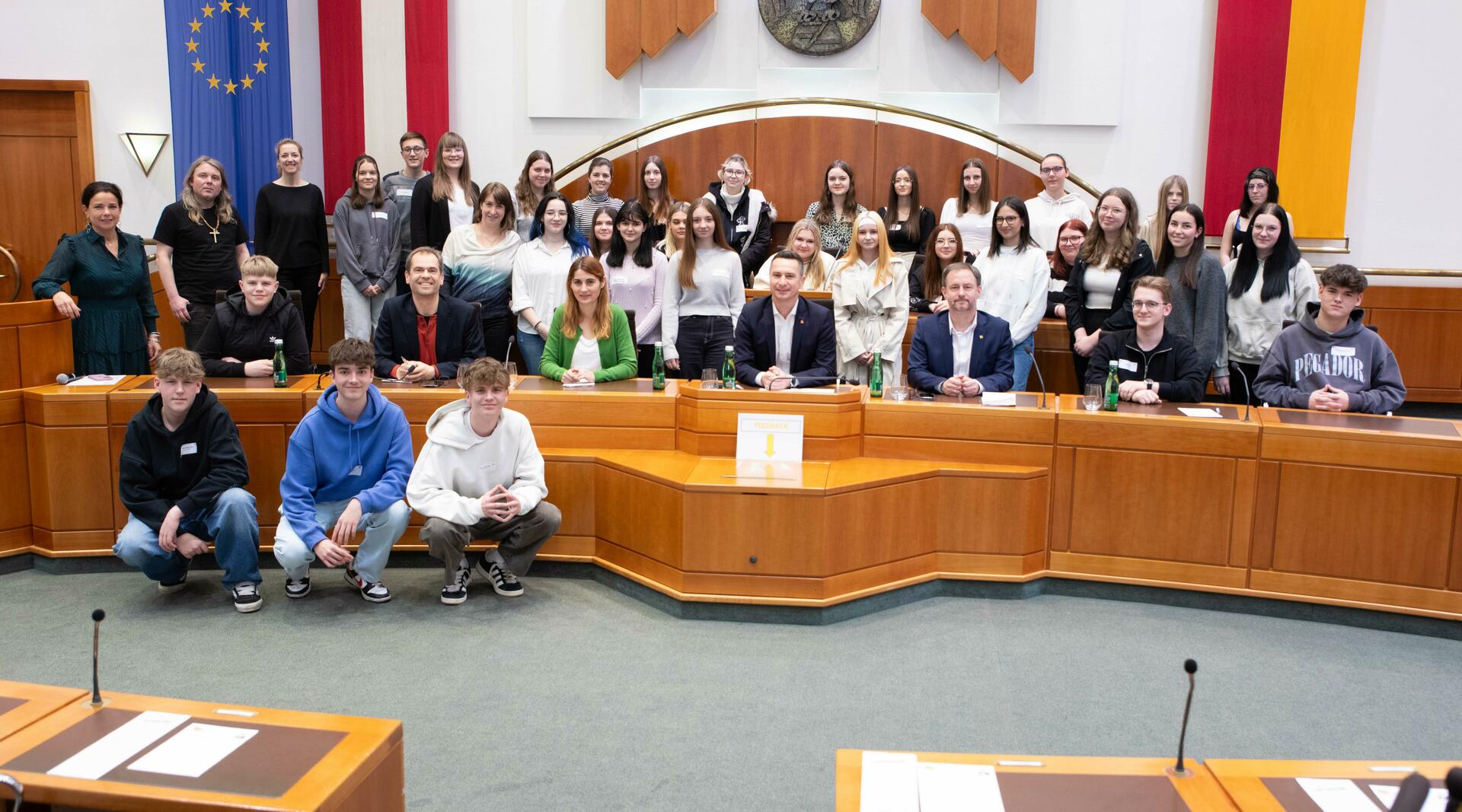 Gruppenbild mit den Abgeordneten