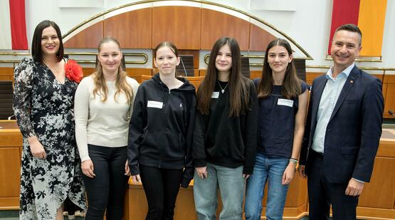 LT-Präsident Robert Hergovich und LH-Stv.in Astrid Eisenkopf mit den Schülerinnen Helena Schweinberger, Helena Lazovic, Katharina Zukovits und Gordana Bogdan