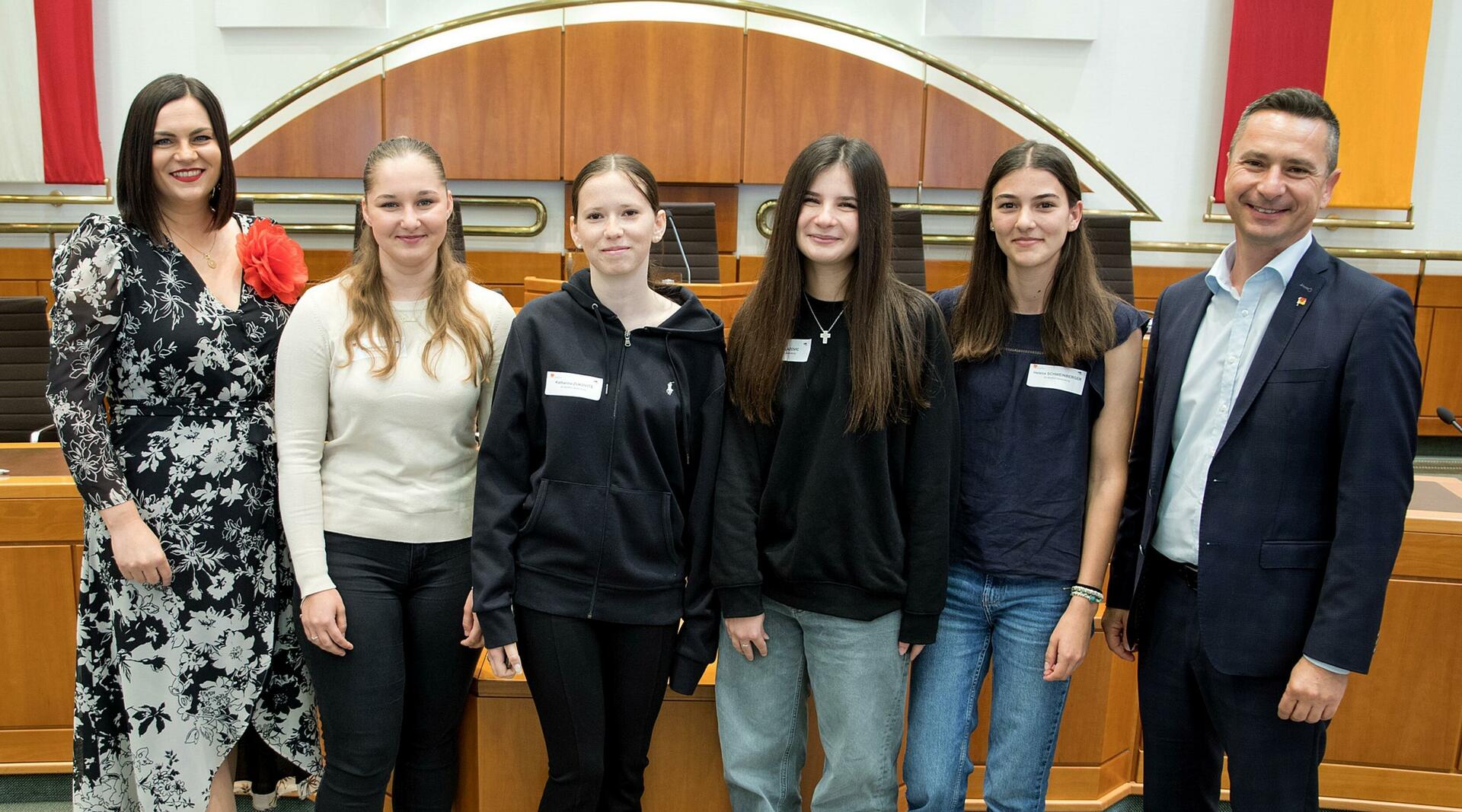 LT-Präsident Robert Hergovich und LH-Stv.in Astrid Eisenkopf mit den Schülerinnen Helena Schweinberger, Helena Lazovic, Katharina Zukovits und Gordana Bogdan