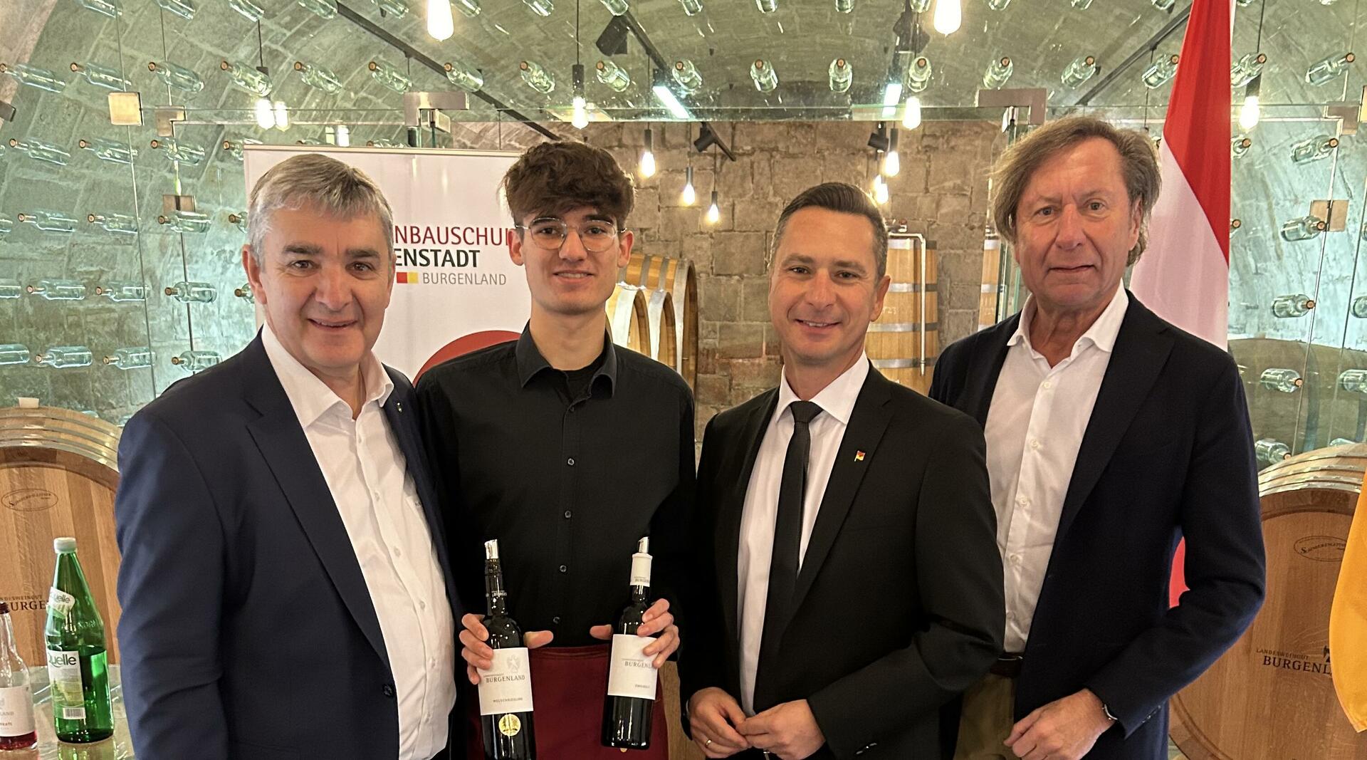 Zweiter LT-Präsident Walter Temmel, Felix Nikles, Schüler der Weinbauschule, LT-Präsident Robert Hergovich und Dritter Landtagspräsident Kurt Maczek.