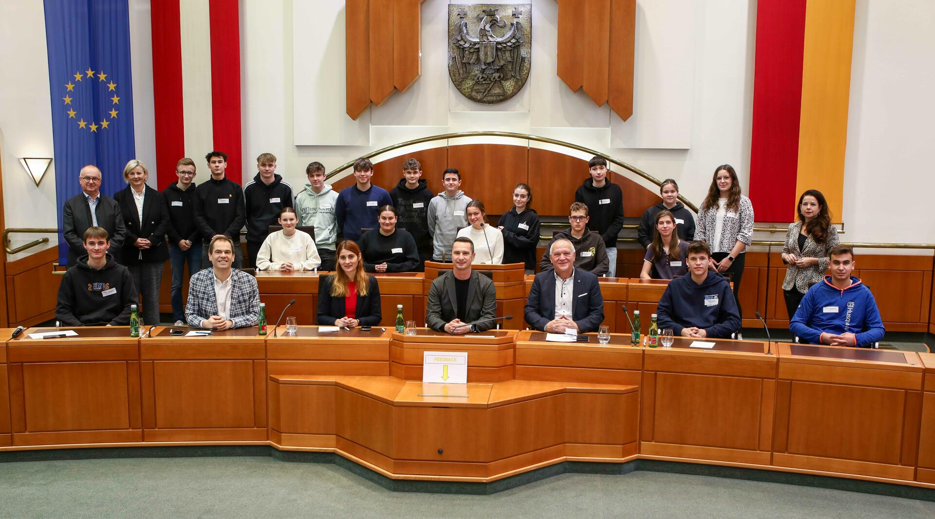 Gruppenbild mit LT-Präsident Hergovich, den Abgeordneten und den Schülerinnen und Schülern der LFS Güssing