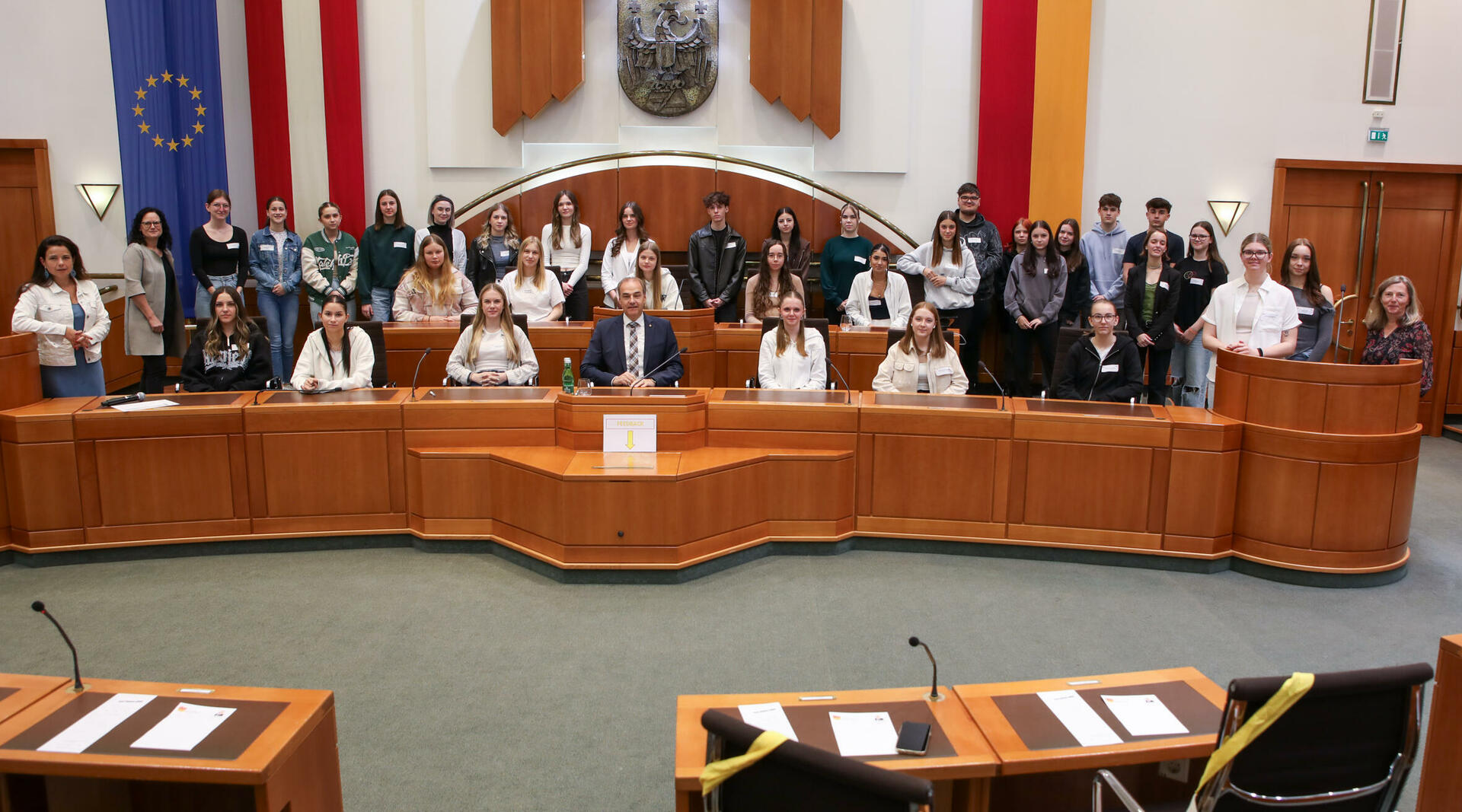 Gruppenbild mit Landesrat Dr. Leonhard Schneemann und den Jugendlichen 
