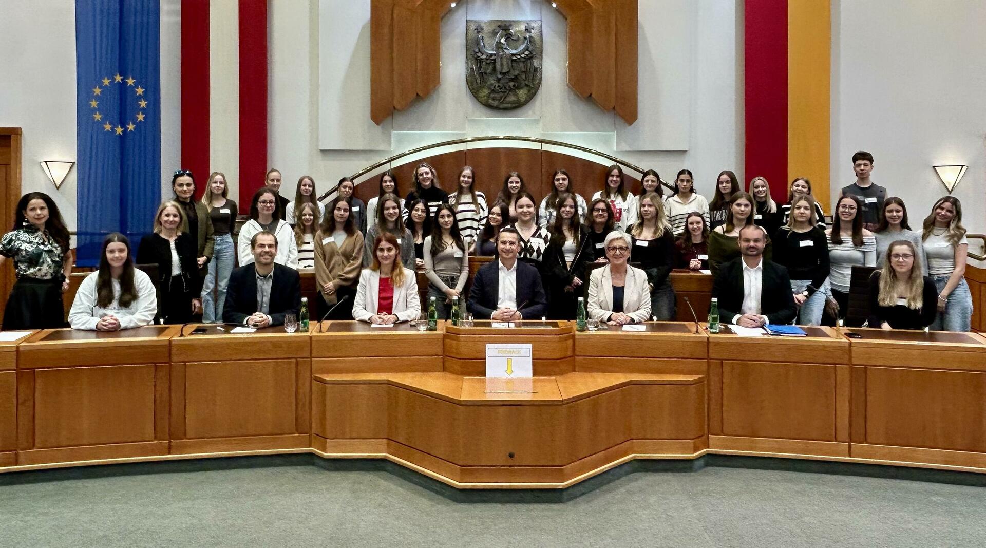 Gruppenbild mit den Abgeordneten