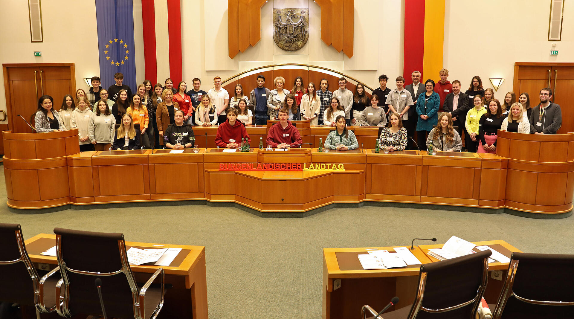 Landtagspräsidentin Verena Dunst (Mitte, hinten) und Landesrat Mag. Heinrich Dorner (3.v.r., hinten) sowie Barbara Glück (l., stehend) und Auslandsdiener Jonathan Dorner (9. v.r., stehend) mit den Schülerinnen und Schülern sowie Lehrerinnen der HBLW-FC ecole Güssing. 
